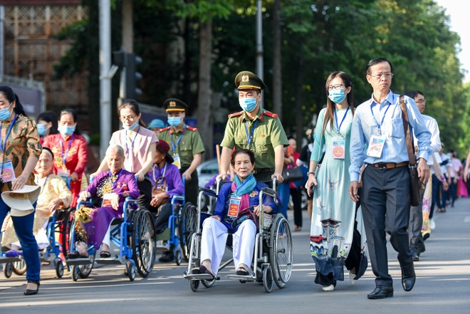 Đoàn 300 mẹ Việt Nam anh hùng xúc động vào Lăng viếng Bác - 11 Đoàn 300 mẹ Việt Nam anh hùng xúc động vào Lăng viếng Bác - 11