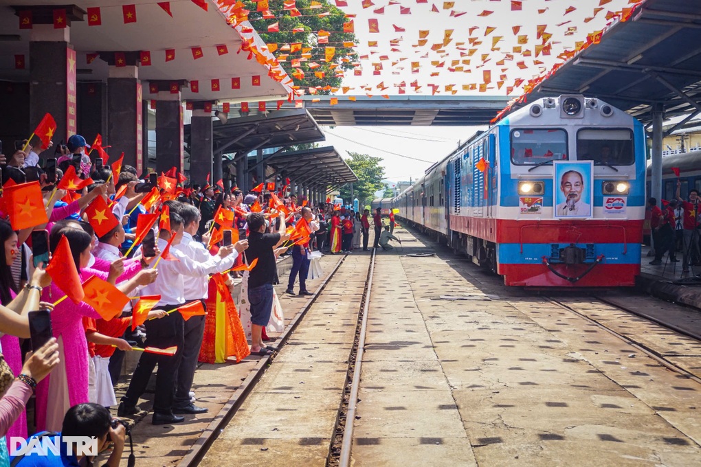 Thời khắc đặc biệt khi đôi tàu Thống nhất gặp nhau tại Đà Nẵng đúng 30/4 - 1 Thời khắc đặc biệt khi đôi tàu Thống nhất gặp nhau tại Đà Nẵng đúng 30/4