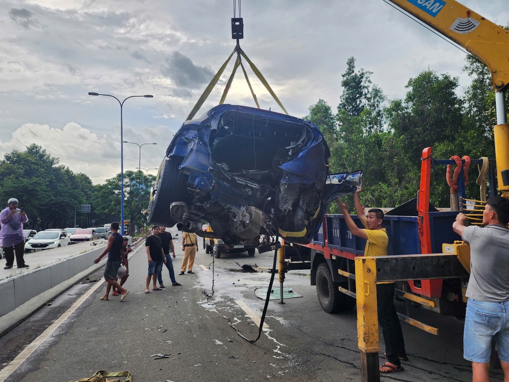 Siêu xe Maserati nát bét sau tai nạn ở TPHCM - 1