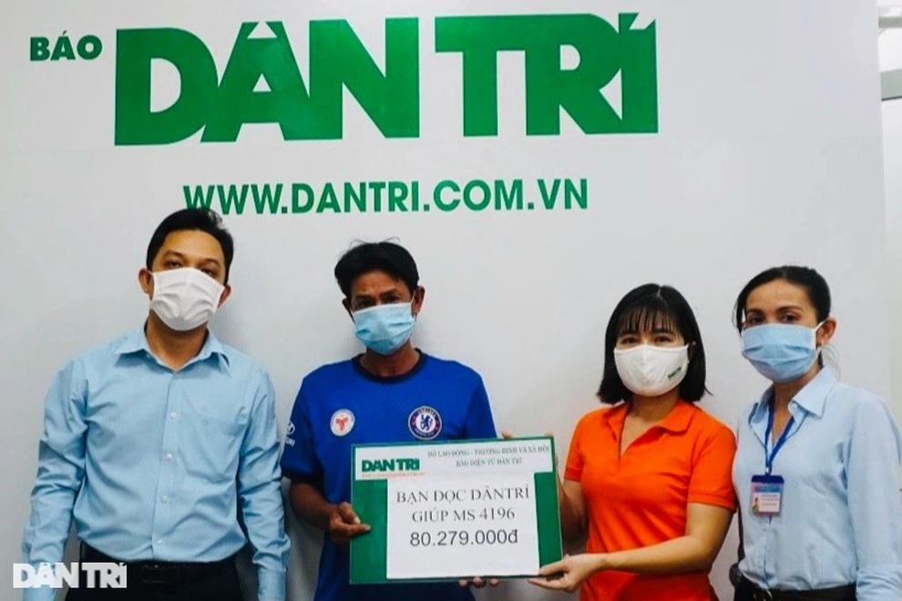 Bé mồ côi mẹ theo cha bán vé số được bạn đọc giúp đỡ hơn 80 triệu đồng - 1 Bé mồ côi mẹ theo cha bán vé số được bạn đọc giúp đỡ hơn 80 triệu đồng - 1