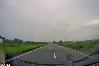 Lại phát hiện xe đi lùi trên cao tốc