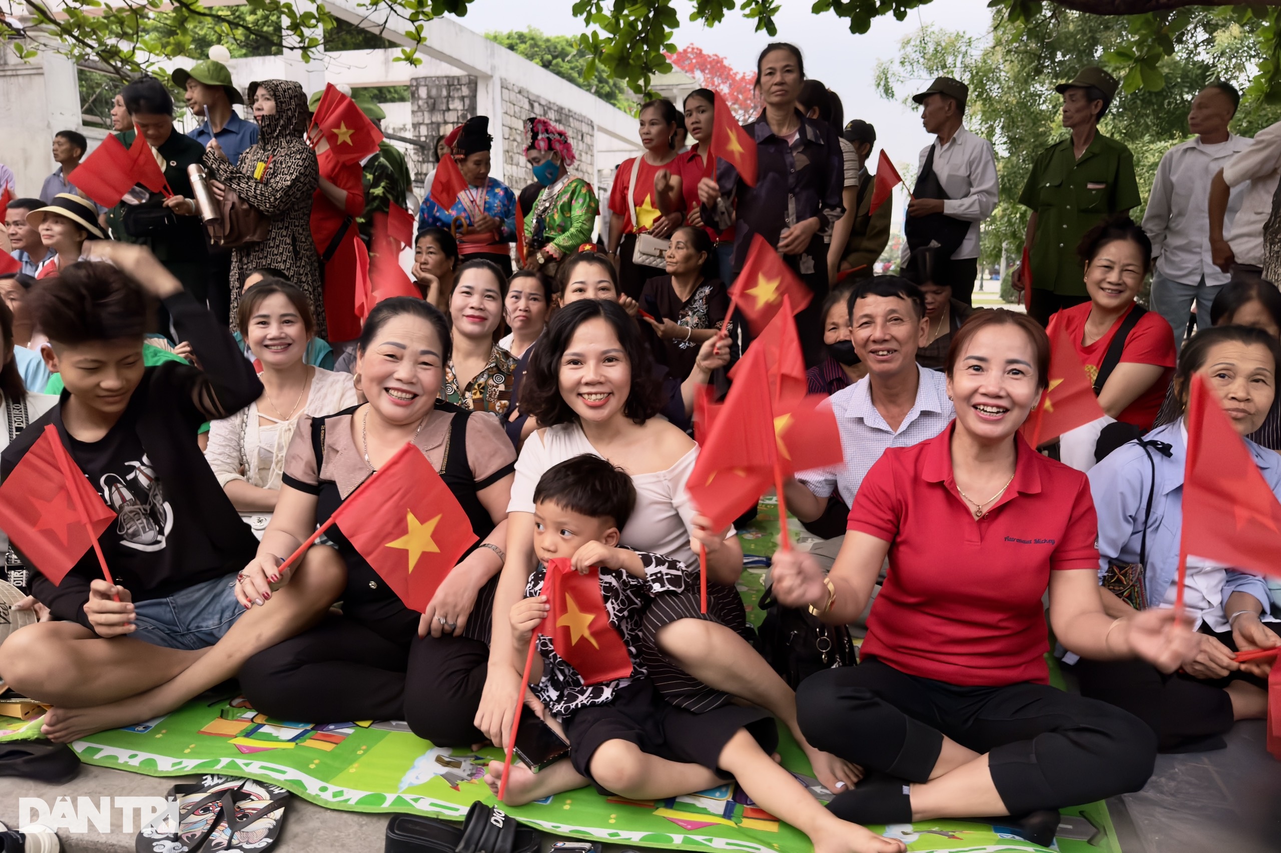 Xí chỗ từ 2h sáng, ăn cơm nắm muối vừng chờ xem cuộc diễu binh lịch sử - 9 Xí chỗ từ 2h sáng, ăn cơm nắm muối vừng chờ xem cuộc diễu binh lịch sử - 9