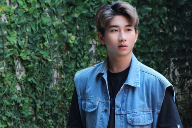 Thủ khoa "con nhà nghèo" 2 tuần đổi màu tóc nhuộm một lần vì lời hứa lạ kỳ