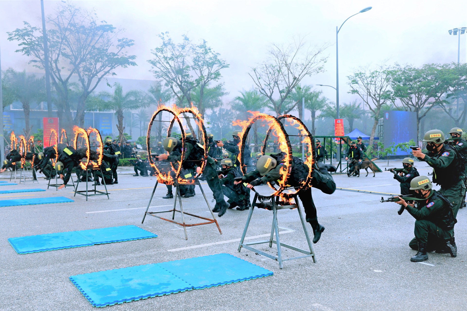 Nữ cảnh sát cơ động vận khí công phá đá, dao kề cổ kéo xe nặng hơn 1 tấn - 6