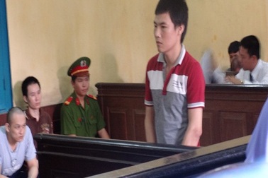 Chủ sân bóng chuyền hạ sát khách chơi nợ tiền