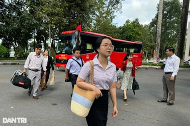 Xe đưa rước cán bộ TPHCM nhộn nhịp sau tuần đầu "tưởng ế"