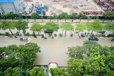 Bệnh nhân ngất xỉu được CSGT vượt ngập lụt đưa đến viện đã qua nguy hiểm