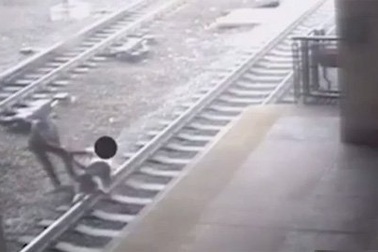 Cảnh sát cứu người ngay trước mũi tàu hỏa