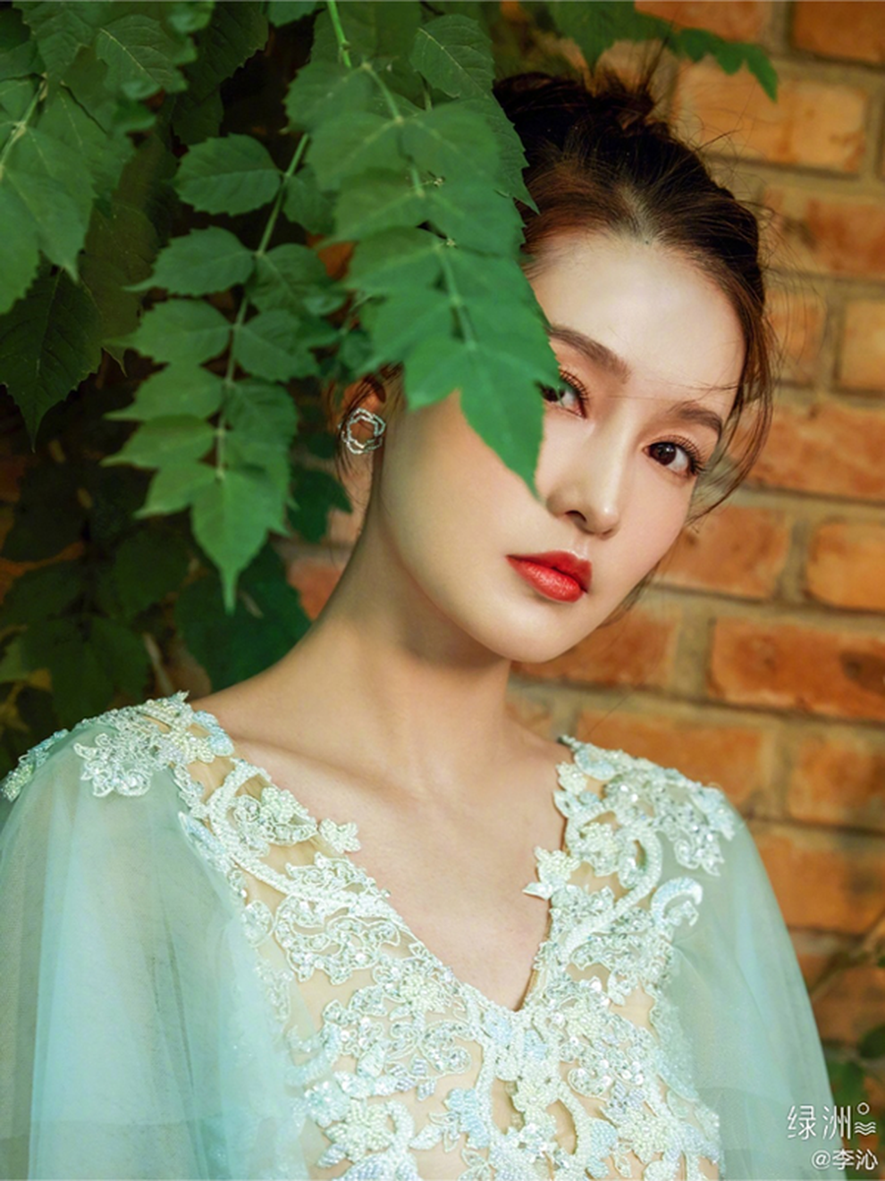 Lý Thấm: Đóa hoa xinh đẹp chờ ngày nở rộ - 5 Lý Thấm: Đóa hoa xinh đẹp chờ ngày nở rộ - 5