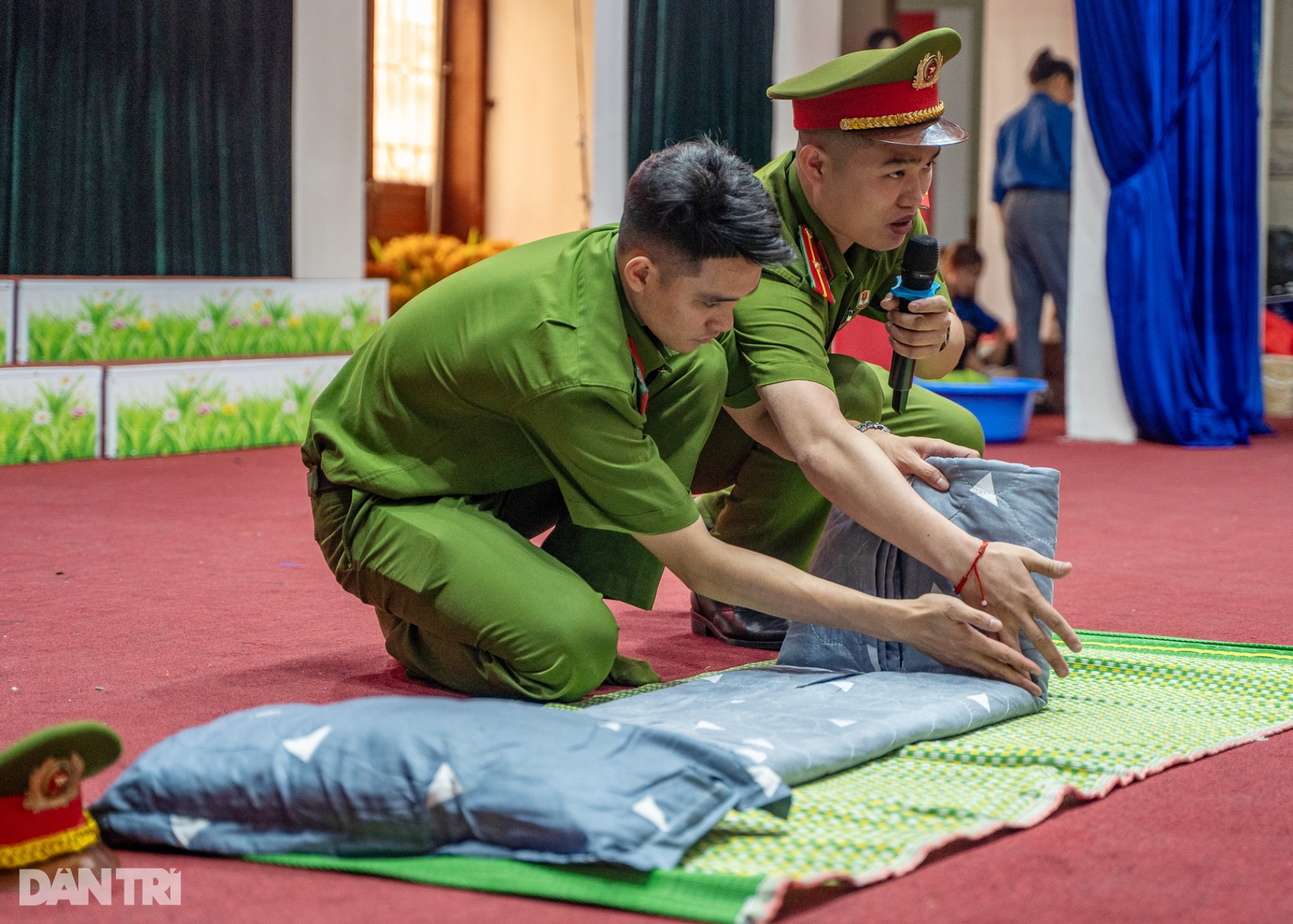 Hàng trăm em nhỏ hào hứng trải nghiệm trại hè làm chiến sĩ Công an nhân dân - 7 Hàng trăm em nhỏ hào hứng trải nghiệm trại hè làm chiến sĩ Công an nhân dân - 7