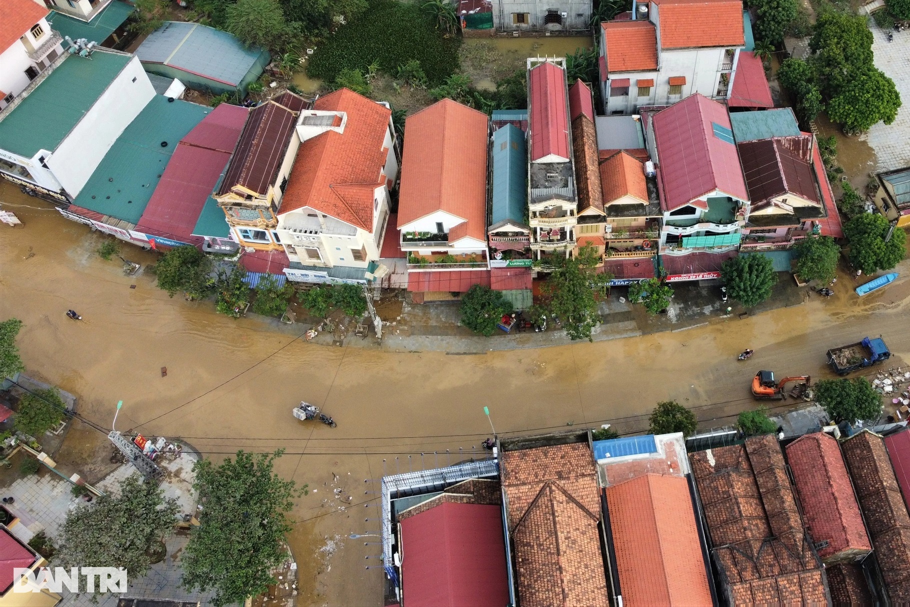 View - Bùn non và rác thải bủa vây, người dân vùng lũ Quảng Bình tất bật dọn dẹp | Báo Dân trí