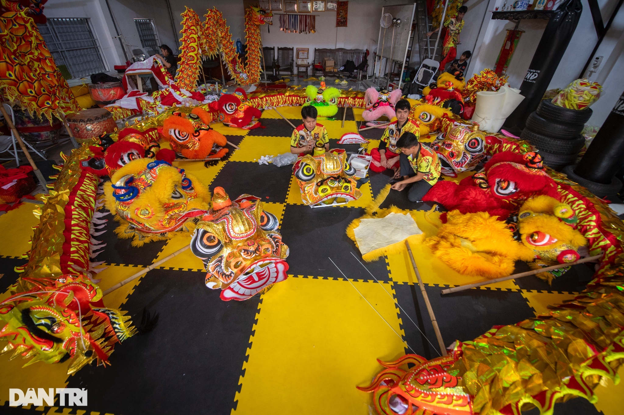 Explorează atelierul de dans al leului al echipei de succes a dansului dragonului din Hanoi - 1 Khám phá xưởng sản xuất lân sư của đội múa rồng nhiều thành tích ở Hà Nội - 1