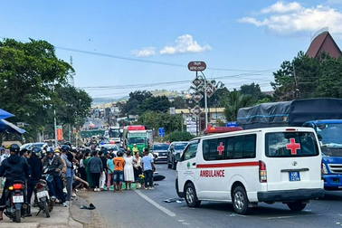 Xe cứu thương tông người đi xe máy tử vong