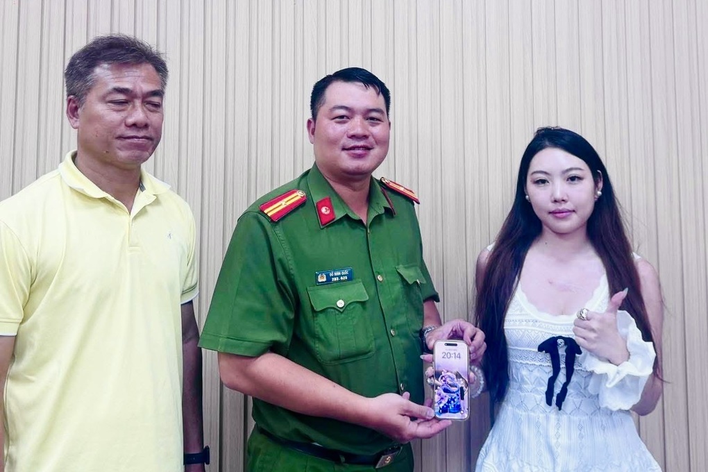 Công an tìm lại iPhone 16 Pro cho du khách nước ngoài để quên ở TPHCM - 1