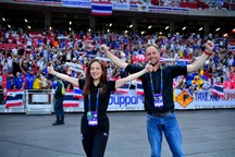 Nữ trưởng đoàn xinh đẹp của Thái Lan vui vì chung bảng với U23 Việt Nam