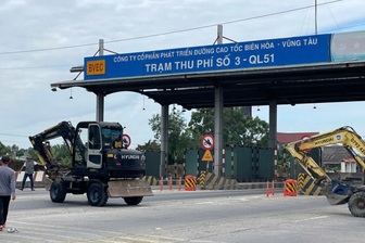 TPHCM tháo dỡ trạm thu phí bỏ hoang trên quốc lộ 51