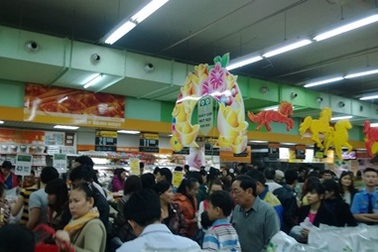 Siêu thị ken đặc người mua sắm Tết