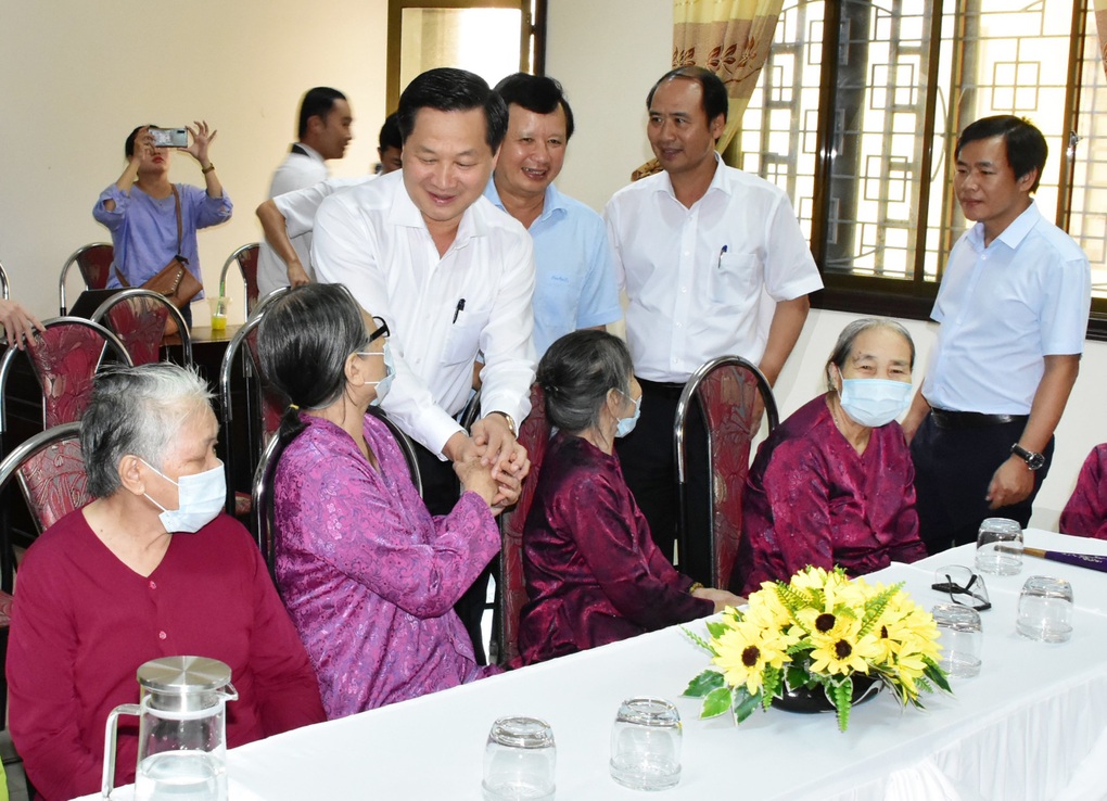 Phó Thủ tướng Lê Minh Khái thăm hỏi người có công - 2 Phó Thủ tướng Lê Minh Khái thăm hỏi người có công - 2