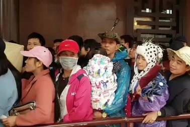 Dòng người chen chân rồng rắn ở bến thuyền Tràng An