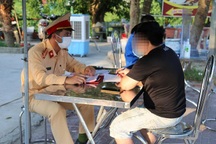 Cho bạn mượn chứng minh thư của vợ để qua chốt kiểm dịch đi chơi