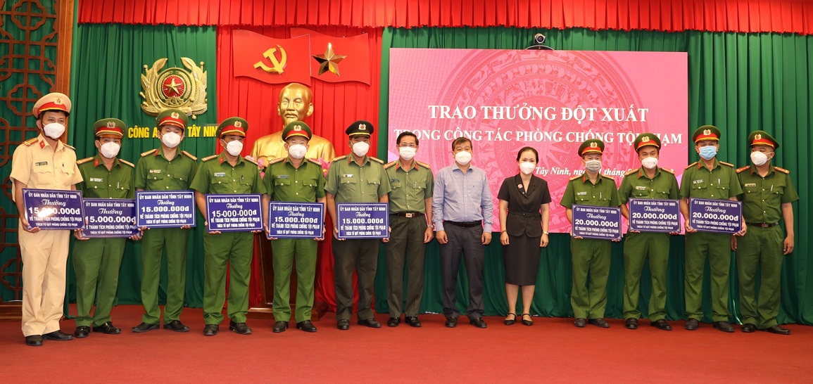 9 đơn vị công an tham gia bắt giữ kiều nữ vận chuyển ma túy - 3 9 đơn vị công an tham gia bắt giữ kiều nữ vận chuyển ma túy - 3