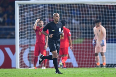 Hoảng sợ vì CĐV Thái Lan, trọng tài Oman khóa trang cá nhân