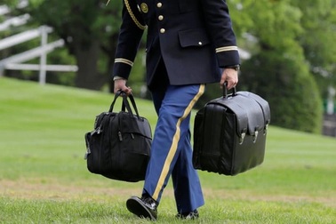 Bí ẩn vali hạt nhân luôn theo tổng thống Nga - Mỹ như "hình với bóng"