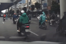 Sang đường bất cẩn, người đi bộ "hạ đo ván" xe máy