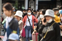 Đông nghịt người về TPHCM tại sân bay Tân Sơn Nhất chiều mùng 5 Tết