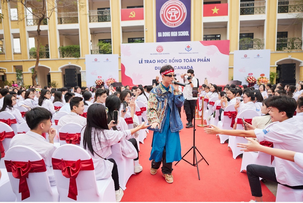 THPT Hà Đông trao học bổng toàn phần du học Canada cho học sinh hơn 1,5 tỷ đồng - 4 THPT Hà Đông trao học bổng toàn phần du học Canada cho học sinh hơn 1,5 tỷ đồng - 4