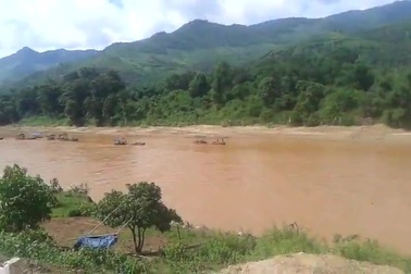 Sơn La: Hàng loạt chiếc tàu “dàn trận” hút cát gây náo loạn trên dòng sông Mã