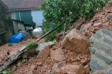 Đất đá từ trên núi sạt lở đè sập nhà dân