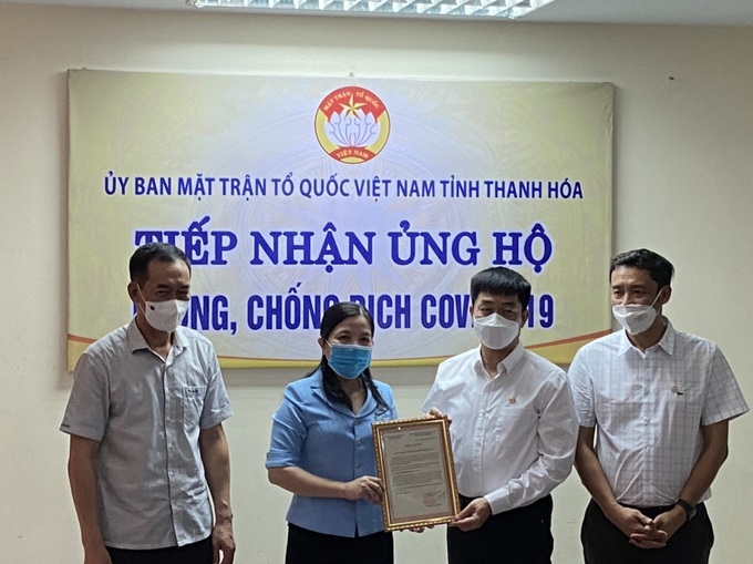 Bà Phạm Thị Thanh Thủy, Chủ tịch Ủy ban MTTQ tỉnh Thanh Hóa trao Thư cảm ơn Sun Group.