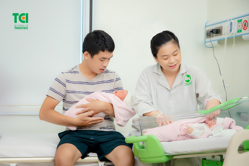 Giải cứu cặp song thai cùng bánh rau, dây rốn xoắn, thắt nút 2 đầu vô cùng hiếm gặp - 5 Giải cứu cặp song thai cùng bánh rau, dây rốn xoắn, thắt nút 2 đầu vô cùng hiếm gặp - 5