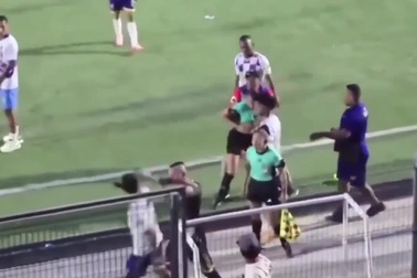 Cầu thủ gây phẫn nộ khi thẳng tay tát vào mặt nữ trọng tài