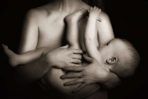 Phụ nữ có thể giảm nguy cơ mắc ung thư buồng trứng chỉ với việc cho con bú