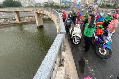 Thanh niên cố cứu người nhảy cầu: "Tôi gắng kéo nhưng cô ấy không chịu lên"