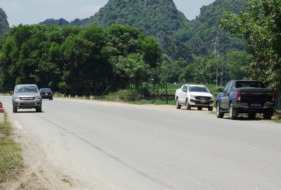 “Chim mồi” đeo bám thanh tra giao thông, gây khó việc xử lý xe quá tải - 1 “Chim mồi” đeo bám thanh tra giao thông, gây khó việc xử lý xe quá tải - 1