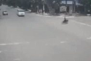 Vượt đèn đỏ tốc độ cao, xe cứu thương tông văng người đi xe máy