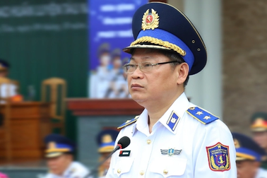 Cựu Tư lệnh Cảnh sát biển Nguyễn Văn Sơn chuẩn bị hầu tòa