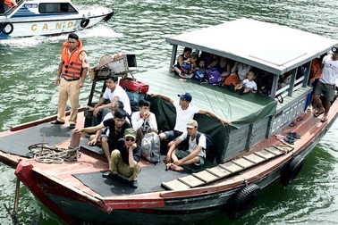 Tàu "nhiều không" chở 30 khách tham quan Vịnh Hạ Long