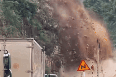 Đất đá sạt lở xuống quốc lộ ở Sơn La, nhiều người thoát nạn