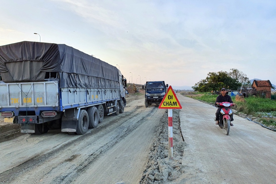 Dân phấn khởi vì được hoàn trả đường dân sinh sau phản ánh của Dân trí - 4 Dân phấn khởi vì được hoàn trả đường dân sinh sau phản ánh của Dân trí - 4