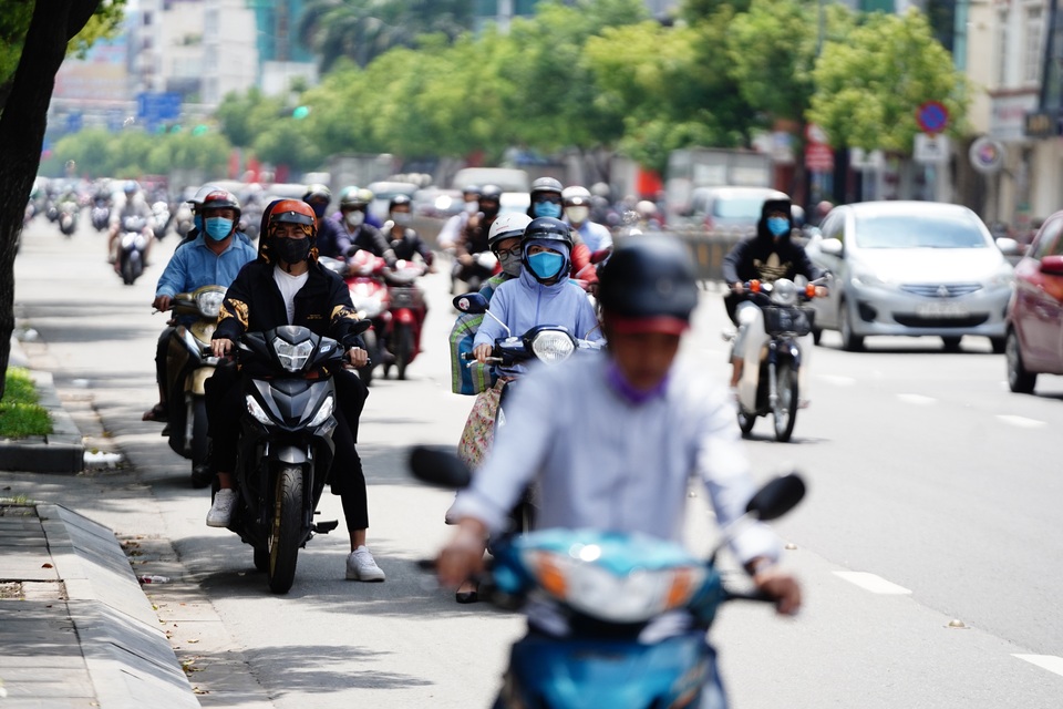Người Sài Gòn quay quắt với thời tiết oi bức, độ ẩm cao - 5 Người Sài Gòn quay quắt với thời tiết oi bức, độ ẩm cao - 5