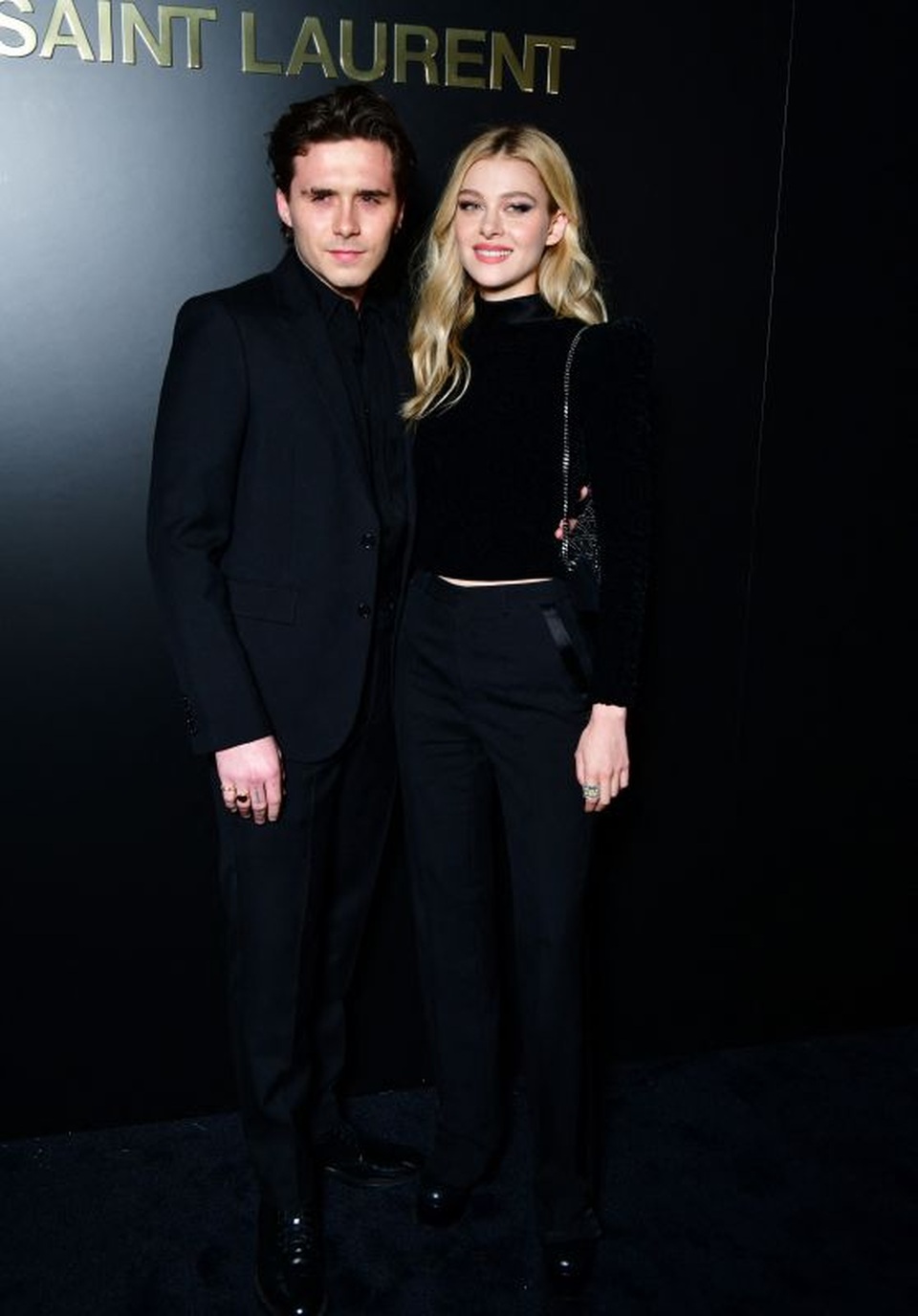 Brooklyn Beckham và bạn gái đeo khẩu trang tại sân bay - 7