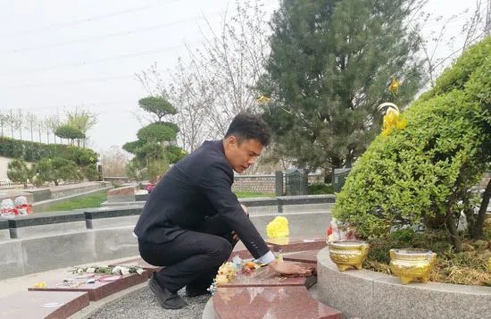 Ông bố xin làm tại nghĩa trang, giữ lời hứa luôn bên cạnh dù con ở đâu - 3