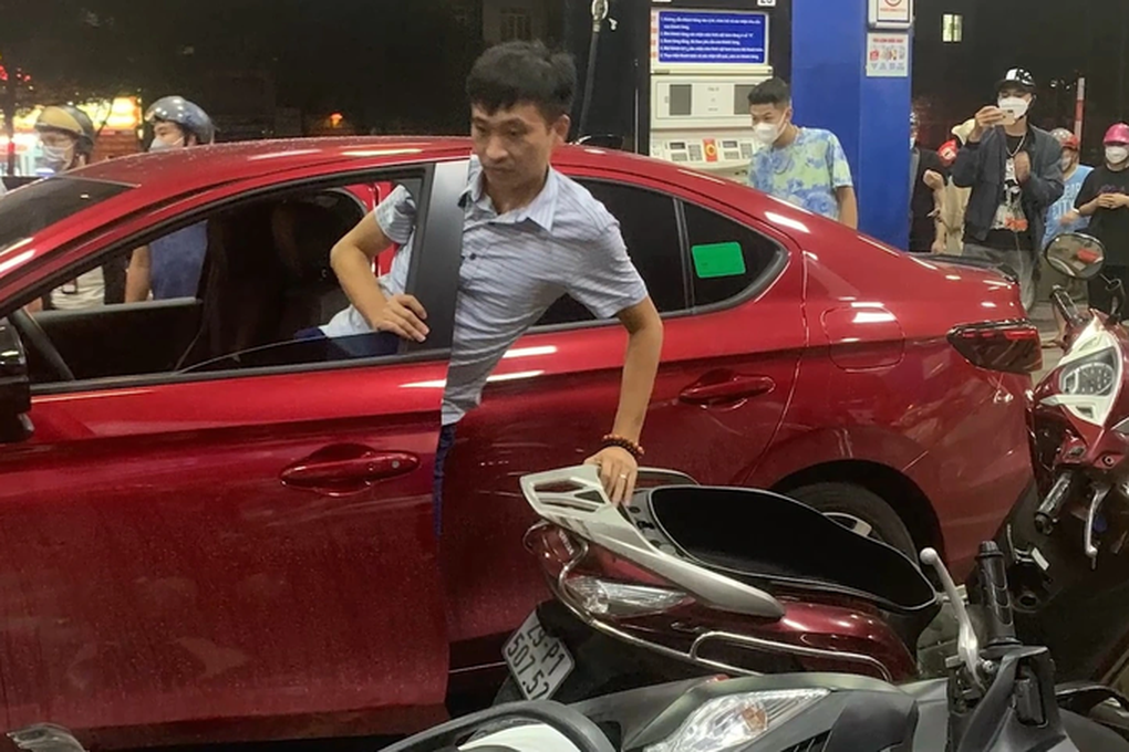 Khởi tố, bắt tạm giam lái xe tông 8 người tại cây xăng Hà Nội - 1 Khởi tố, bắt tạm giam lái xe tông 8 người tại cây xăng Hà Nội - 1