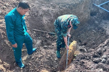 Công nhân phát hiện quả bom khi thi công cống thoát nước ở TPHCM