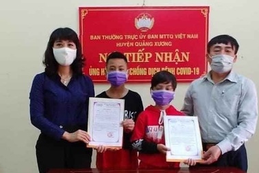 Hai học sinh mang toàn bộ tiền tiết kiệm đến ủng hộ chống dịch Covid-19