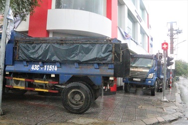 Thuê ô tô chắn gió - Cách chống bão đặc biệt của người dân Đà Nẵng